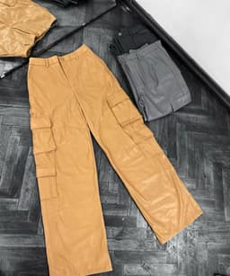 Pantalon cargo de ecocuero - imagen