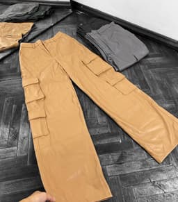 Pantalon cargo de ecocuero - imagen