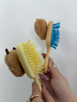 Cepillo con capibara - imagen