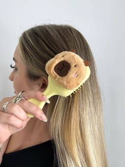 Cepillo con capibara X MAYOR ($90 c/u paquete minimo de 12 unidades) - imagen