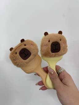 Cepillo con capibara X MAYOR ($90 c/u paquete minimo de 12 unidades) - imagen