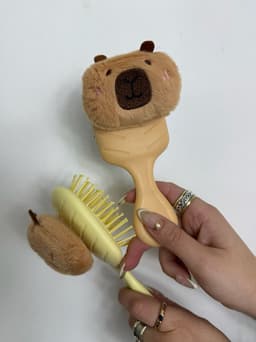 Cepillo con capibara X MAYOR ($90 c/u paquete minimo de 12 unidades) - imagen