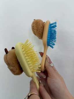 Cepillo con capibara - imagen