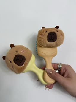 Cepillo con capibara X MAYOR ($90 c/u paquete minimo de 12 unidades) - imagen
