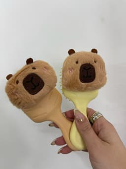 Cepillo con capibara X MAYOR ($90 c/u paquete minimo de 12 unidades) - imagen