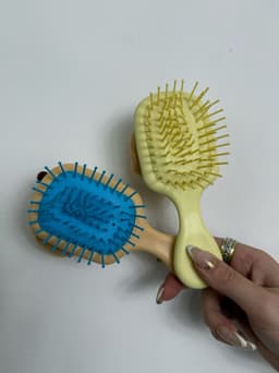 Cepillo con capibara X MAYOR ($90 c/u paquete minimo de 12 unidades) - imagen