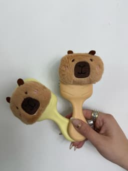 Cepillo con capibara X MAYOR ($90 c/u paquete minimo de 12 unidades) - imagen