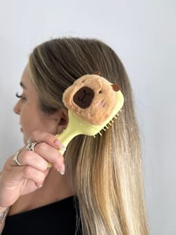 Cepillo con capibara - imagen