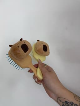 Cepillo con capibara - imagen