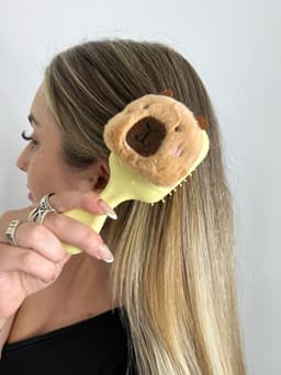 Cepillo con capibara - imagen