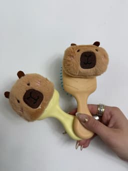 Cepillo con capibara - imagen