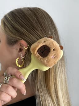 Cepillo con capibara - imagen