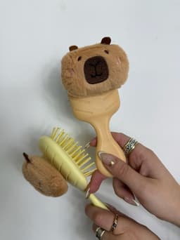 Cepillo con capibara - imagen
