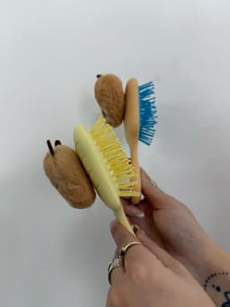 Cepillo con capibara - imagen