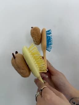 Cepillo con capibara - imagen