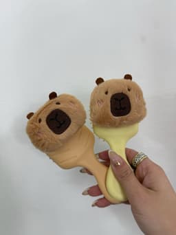 Cepillo con capibara - imagen