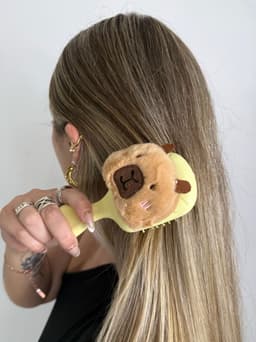 Cepillo con capibara - imagen