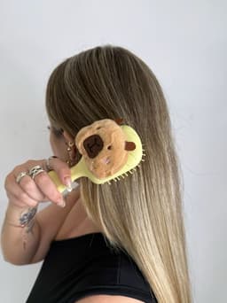 Cepillo con capibara - imagen