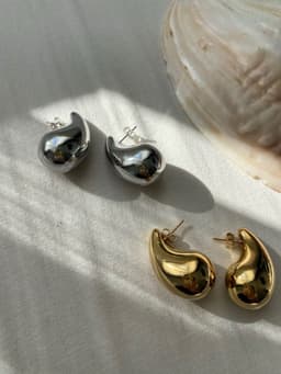 Par de caravanas de gota en tendencia por MAYOR ($30 c/u Pack de 12 unidades) - imagen