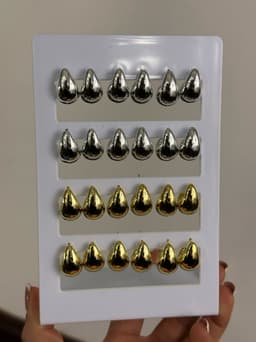 Par de caravanas de gota en tendencia por MAYOR ($30 c/u Pack de 12 unidades) - imagen