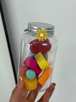 Frasco con esponjitas de maquillaje - imagen