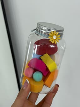Frasco con esponjitas de maquillaje - imagen