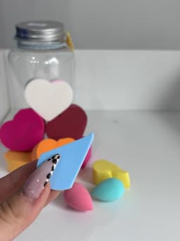 Frasco con esponjitas de maquillaje - imagen
