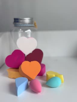 Frasco con esponjitas de maquillaje - imagen