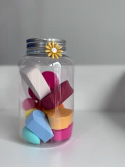 Frasco con esponjitas de maquillaje - imagen