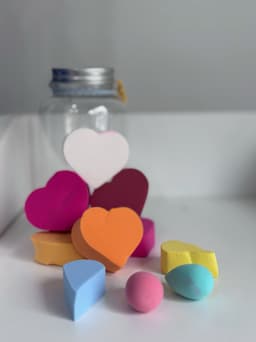 Frasco con esponjitas de maquillaje - imagen