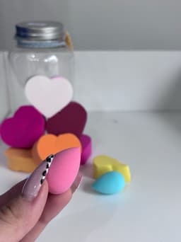 Frasco con esponjitas de maquillaje - imagen