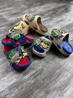 Chancletas para nenes diseños variados por MAYOR ($280 c/u Pack de 6 unidades) - imagen