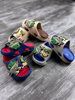 Chancletas para nenes diseños variados por MAYOR ($280 c/u Pack de 6 unidades) - imagen