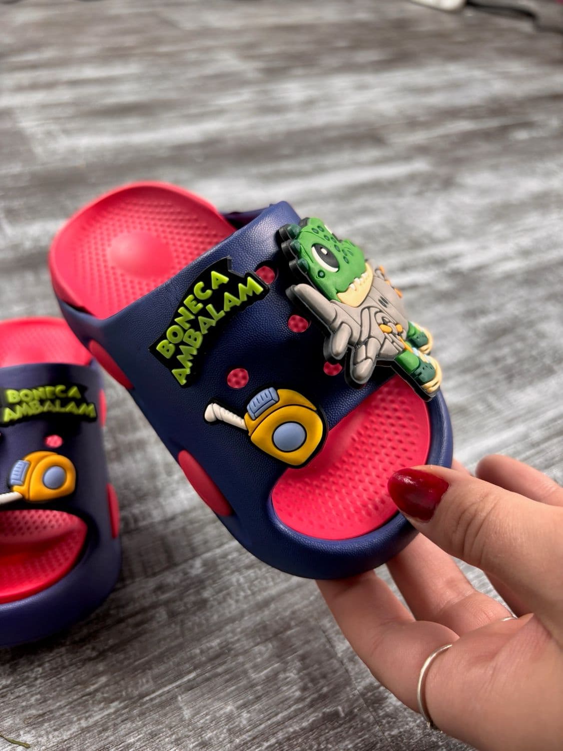 Chancletas para nenes diseños variados por MAYOR ($280 c/u Pack de 6 unidades)