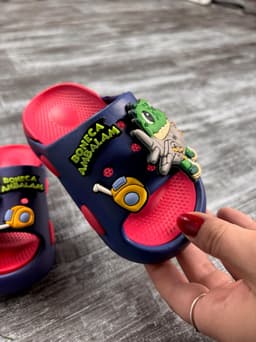 Chancletas para nenes diseños variados($310 c/u paquete minimo de 3 unidades) - imagen