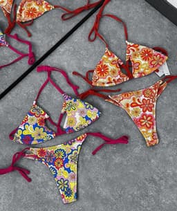 Bikini de 2 piezas escote en X y diseño de flores - imagen