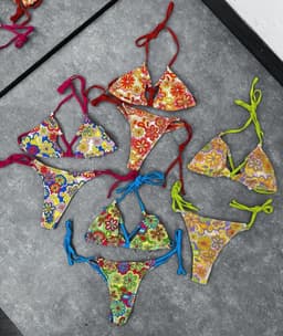 Bikini de 2 piezas escote en X y diseño de flores - imagen