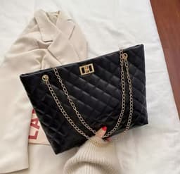 Cartera con Cadenas mediana color negro por MAYOR ( $290 c/u Pack de 6 unidades) - imagen