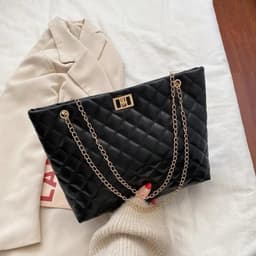 Cartera con Cadenas mediana color negro por MAYOR ( $290 c/u Pack de 6 unidades)