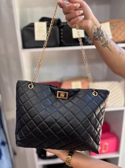 Cartera con Cadenas mediana color negro por MAYOR ( $290 c/u Pack de 6 unidades) - imagen