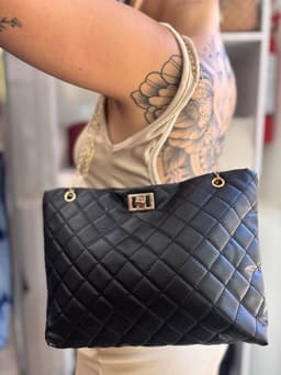 Cartera con Cadenas mediana color negro por MAYOR ( $290 c/u Pack de 6 unidades) - imagen