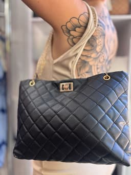 Cartera con Cadenas mediana color negro por MAYOR ( $290 c/u Pack de 6 unidades) - imagen