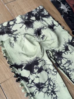 Calza batik con agujeros - imagen