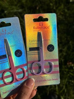 Tijera para perfilado de cejas