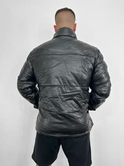Campera Puffer de Hombre de ecocuero color negro - imagen