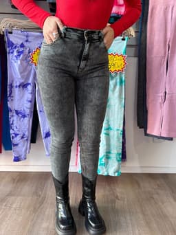 Jeans chupin tiro alto modelo gris nevado - imagen