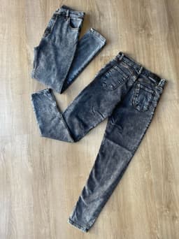 Jeans chupin tiro alto modelo gris nevado - imagen