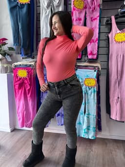 Jeans chupin tiro alto modelo gris nevado - imagen