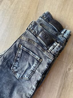 Jeans chupin tiro alto modelo gris nevado - imagen