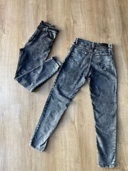 Jeans chupin tiro alto modelo gris nevado - imagen